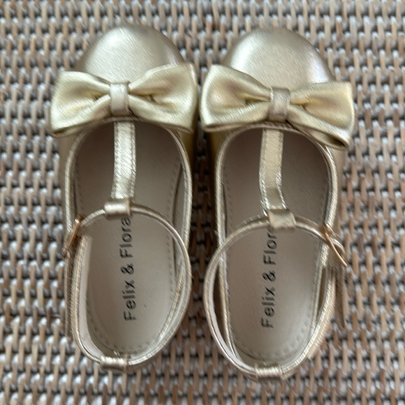 Felix & Flora Gold Shoes - toodler sz 8 - Picture 2 of 5